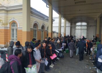 Corteo in centro e per un minuto senza cappotti per capire il freddo