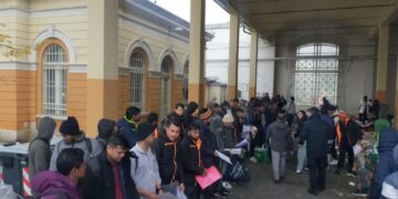 Corteo in centro e per un minuto senza cappotti per capire il freddo