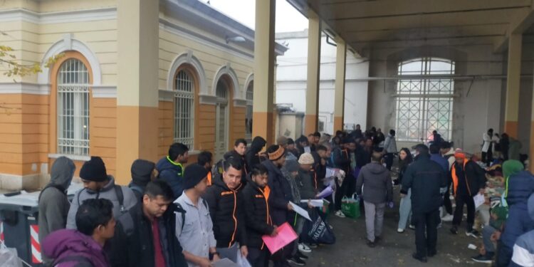 Corteo in centro e per un minuto senza cappotti per capire il freddo