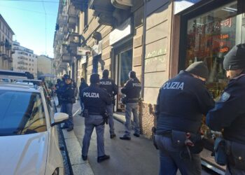 Polizia e guardia di finanza nella sede di via Venini