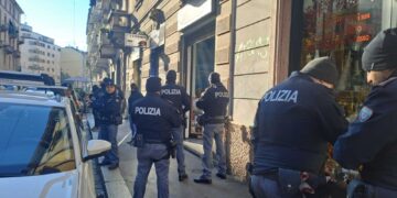 Polizia e guardia di finanza nella sede di via Venini