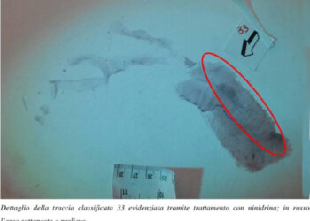 L'assassino si sarebbe appoggiato sulla sommità delle scale