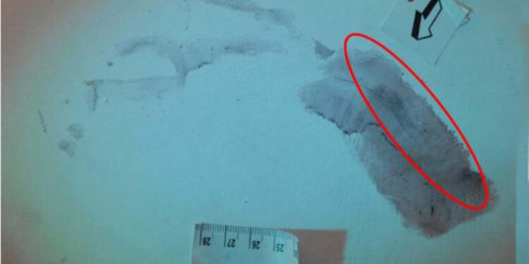 L'assassino si sarebbe appoggiato sulla sommità delle scale