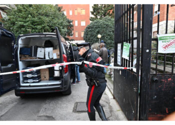 Dai primi rilievi ha lividi sul corpo. Cause decesso da accertare