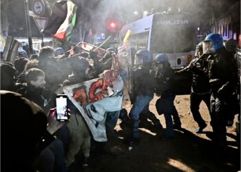 Forze dell'ordine li respingono con idranti e lacrimogeni