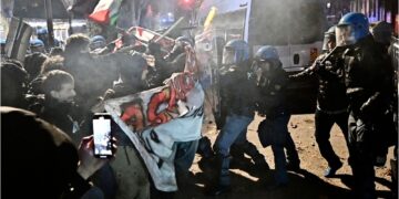 Forze dell'ordine li respingono con idranti e lacrimogeni