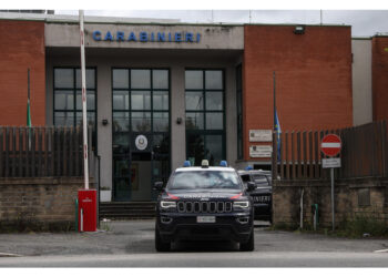 Dopo una lite con la ex per stare con la figlia a Natale. Le vittime non sono gravi