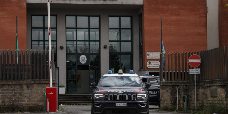 Dopo una lite con la ex per stare con la figlia a Natale. Le vittime non sono gravi