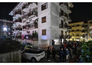 Lutto cittadino per l'ultimo saluto. Centinaia di fiori bianchi