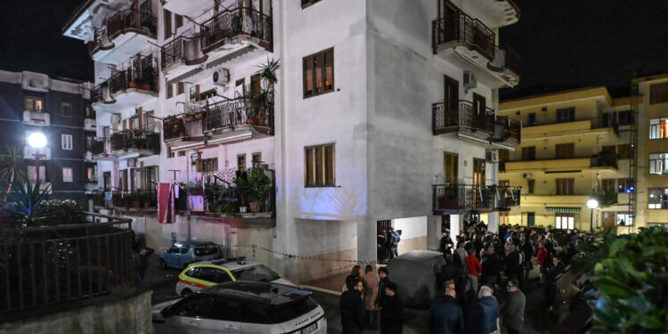 Lutto cittadino per l'ultimo saluto. Centinaia di fiori bianchi