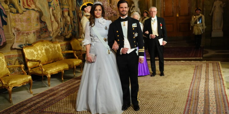 Imbarazzo a Corte che conferma: 'Negli anni Duemila l'ha incontrato'