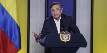 Petro sostituisce otto comandanti