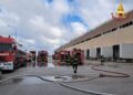 Tre squadre di vigili del fuoco ancora al lavoro