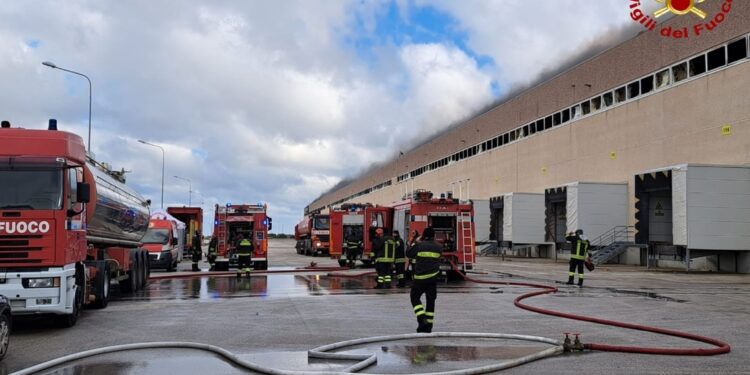 Tre squadre di vigili del fuoco ancora al lavoro