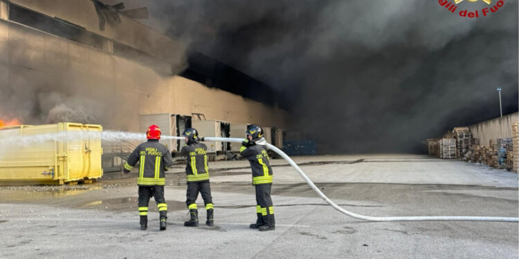 'Significativa emissione di fumi potenzialmente nocivi per salute umana e per l'ambiente'
