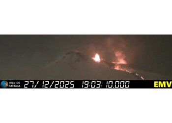 Da Voragine fontana di lava e da 'bocca' colata che ha percorso 1