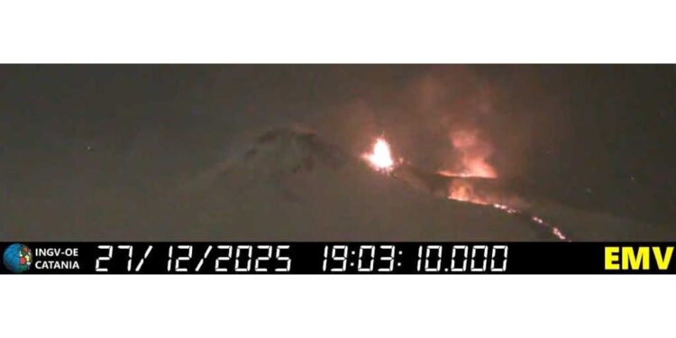 Da Voragine fontana di lava e da 'bocca' colata che ha percorso 1