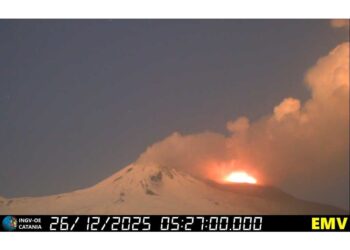 Lieve caduta di cenere su Taormina. Vona arancione ma aeroporto di Catania operativo