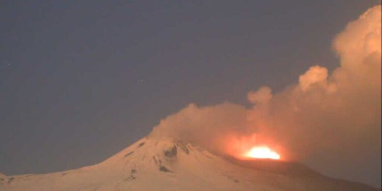 Lieve caduta di cenere su Taormina. Vona arancione ma aeroporto di Catania operativo