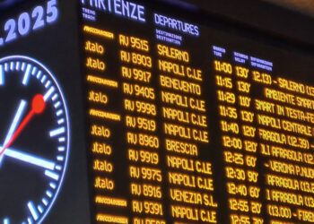 Due treni bloccati a Bologna per problemi alla linea elettrica