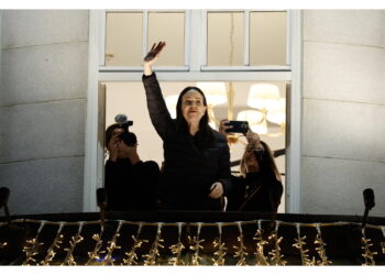 La politica venezuelana ha salutato i sostenitori dal balcone a Oslo