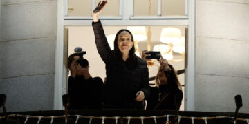 La politica venezuelana ha salutato i sostenitori dal balcone a Oslo