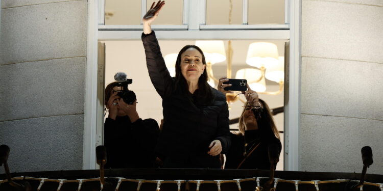 La politica venezuelana ha salutato i sostenitori dal balcone a Oslo