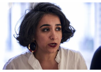 'Fermata insieme ad altri attivisti a una manifestazione commemorativa'