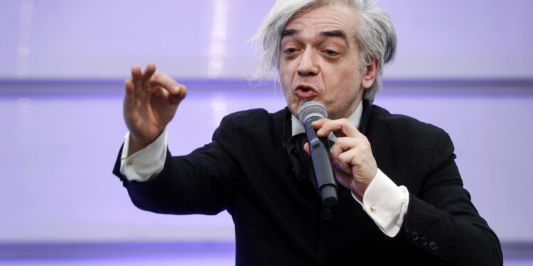 L'artista risponde di stalking e diffamazione