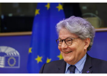 Coro di critiche per il bando all'ex commissario Ue. 'Attacco alla nostra sovranità'