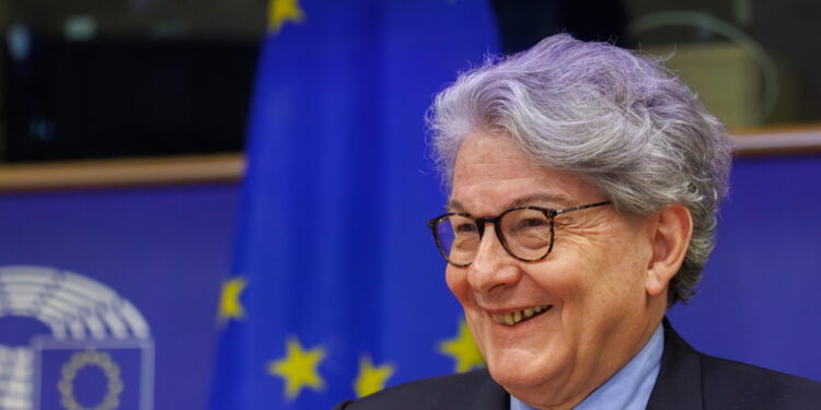 Coro di critiche per il bando all'ex commissario Ue. 'Attacco alla nostra sovranità'