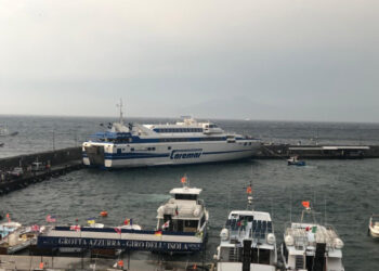 Sia da Napoli che da Pozzuoli. Regolari invece i collegamenti con i traghetti