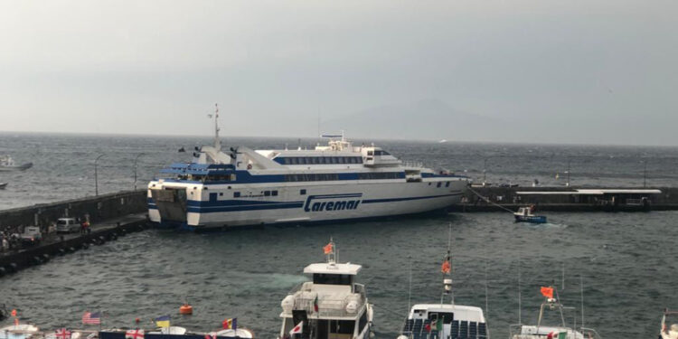 Sia da Napoli che da Pozzuoli. Regolari invece i collegamenti con i traghetti