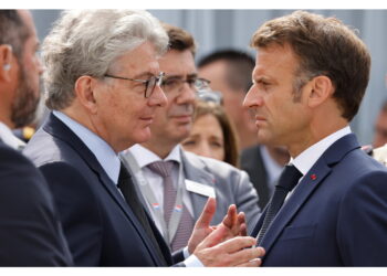 Il presidente francese condanna il bando di Washington contro Breton e altri 4