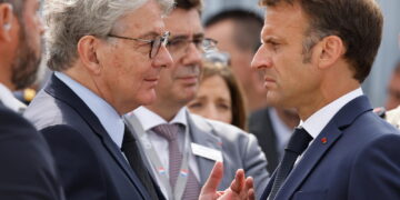 Il presidente francese condanna il bando di Washington contro Breton e altri 4