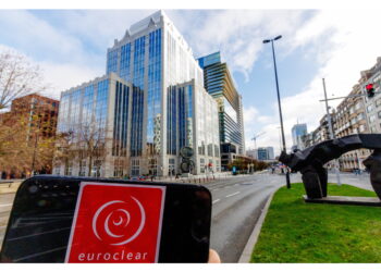 Guardian: 'Campagna di intimidazione su leader politici e vertici Euroclear'