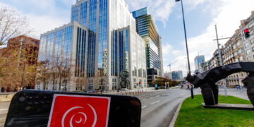 Guardian: 'Campagna di intimidazione su leader politici e vertici Euroclear'