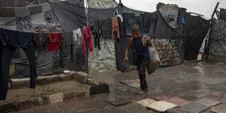 Almeno quattro attacchi aerei nell'area occidentale della città