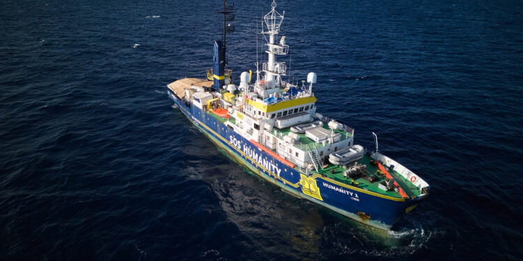 Sulla Humanity 1 anche minori non accompagnati. Sbarco in corso