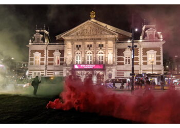 Proteste e fumogeni per l'esibizione di Shai Abramson