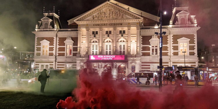 Proteste e fumogeni per l'esibizione di Shai Abramson