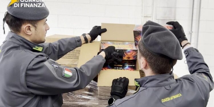 Erano custoditi in un magazzino senza cautele e ostruivano la via di fuga