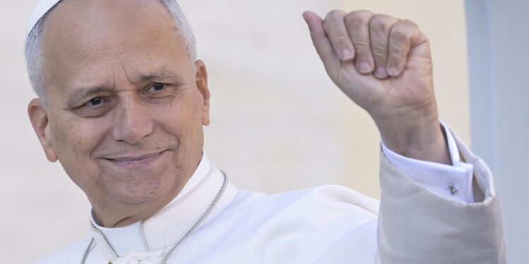 Il Pontefice appare nella galleria dei 55 personaggi meglio vestiti dell'anno