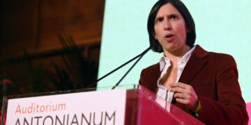 La risoluzione chiede di scegliere l'Ue senza esitazioni di fronte alle sfide Usa