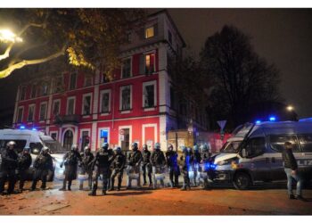 Forze dell'ordine hanno trovato sei persone che dormivano all'interno