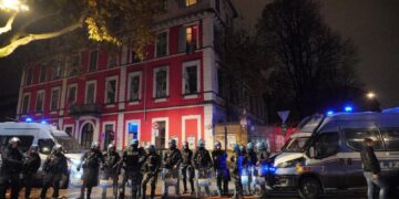 Forze dell'ordine hanno trovato sei persone che dormivano all'interno