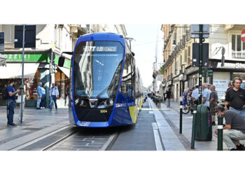 "La banchina era buia e nascosta da un cespuglio"