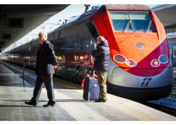 Soccorsa da Polfer che ha rassicurato madre e fratellino sul convoglio