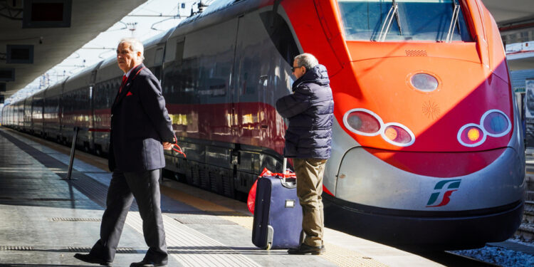 Soccorsa da Polfer che ha rassicurato madre e fratellino sul convoglio
