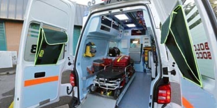 E' rimasta intrappolata per circa due ore sotto la propria automobile